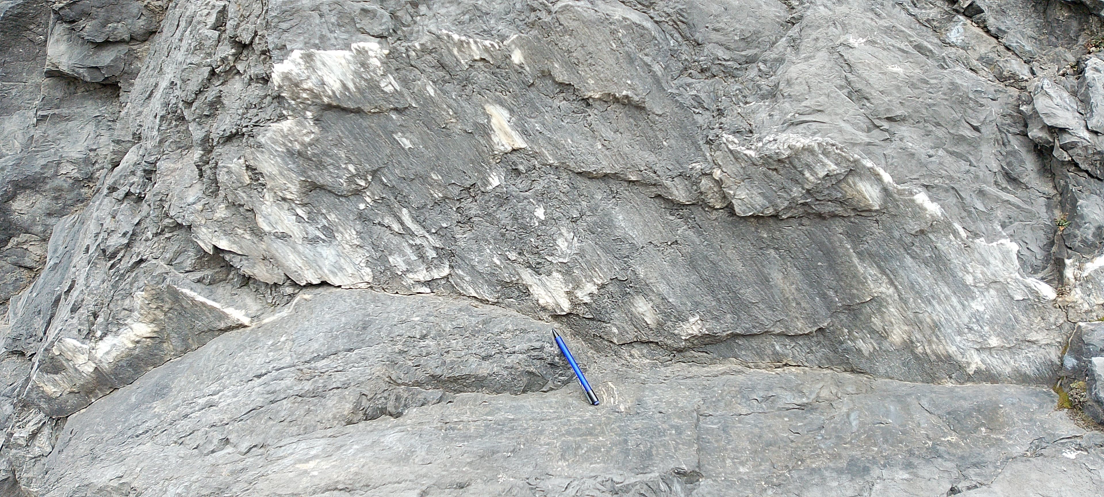 Faille normale oblique avec gradins de calcite et stries obliques